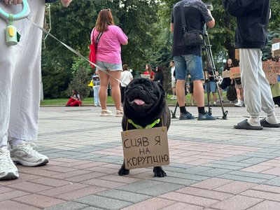 "Рада завтра на роботу". Дніпро мітингує проти закону щодо НАБУ та САП: день третій "Рада завтра на роботу". Дніпро мітингує проти закону щодо НАБУ та САП: день третій