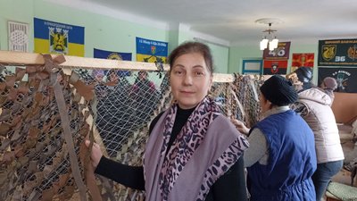 Волонтери з Житомирщини виготовили шість кілометрів маскувальних сіток для військових Волонтери з Житомирщини виготовили шість кілометрів маскувальних сіток для військових