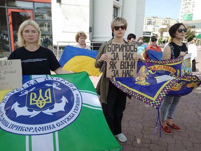 "Чекаємо, хоч кажуть він загинув": у Хмельницькому відбулася акція "Поверніть Героїв з полону"