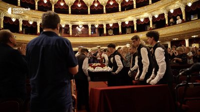 "Бачите, сонце світить? Це він": Одеська опера попрощалася із солістом Владиславом Гораєм "Бачите, сонце світить? Це він": Одеська опера попрощалася із солістом Владиславом Гораєм