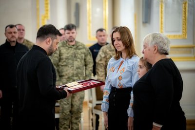 Президент вручив ордени "Золота Зірка" родинам двох захисників з Полтавщини Президент вручив ордени "Золота Зірка" родинам двох захисників з Полтавщини