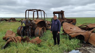 Фермер Роман поруч із згорілою технікою Фермер Роман поруч із згорілою технікою