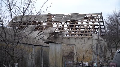 "Тих не подужають, так вони тут усе руйнують": як живуть у Романках, що за 20 кілометрів від лінії фронту "Тих не подужають, так вони тут усе руйнують": як живуть у Романках, що за 20 кілометрів від лінії фронту