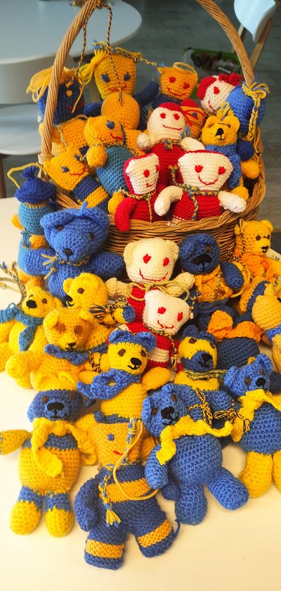 Діти переселенці Швеція бабусі шкарпетки іграшки українські військові Інтернаціональний легіон фронт Донеччина Діти переселенці Швеція бабусі шкарпетки іграшки українські військові Інтернаціональний легіон фронт Донеччина