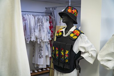 "Вишиванка, зображена на 20-гривневій купюрі у Франка". Як у Дніпрі створюють дизайнерські вишиті сорочки "Вишиванка, зображена на 20-гривневій купюрі у Франка". Як у Дніпрі створюють дизайнерські вишиті сорочки