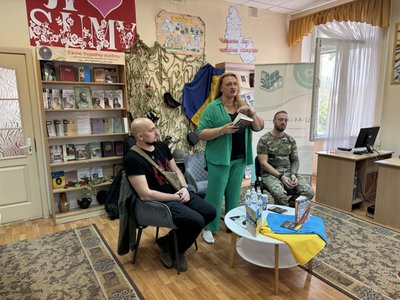 У Сумах презентували книгу "Голоси", написану військовими в окопі У Сумах презентували книгу "Голоси", написану військовими в окопі
