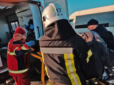 На Волині через ожеледицю перекинувся легковик: чотирьох людей госпіталізували