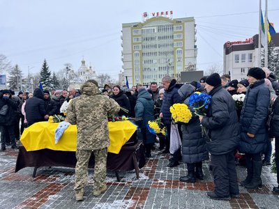 З 29-річним солдатом Андрієм Степанюком попрощалися у Рівному З 29-річним солдатом Андрієм Степанюком попрощалися у Рівному