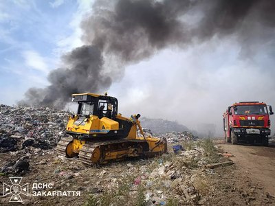 Третю добу триває ліквідація пожежі на сміттєзвалищі на Закарпатті Третю добу триває ліквідація пожежі на сміттєзвалищі на Закарпатті