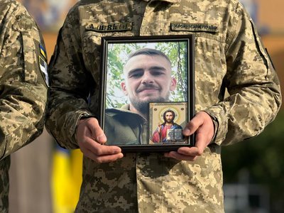 З військовими Дмитром Шкуцем, Владиславом Алексєєвим та Сергієм Рєзніковим попрощалися у Рівному З військовими Дмитром Шкуцем, Владиславом Алексєєвим та Сергієм Рєзніковим попрощалися у Рівному