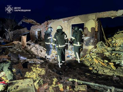 Рятувальники працюють на місці влучання російського дрона у будинок у Богодухові вночі 9 лютого Рятувальники працюють на місці влучання російського дрона у будинок у Богодухові вночі 9 лютого