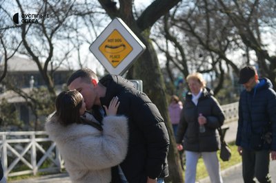 Поцілунки та вино: в Одесі встановили рекорд України з наймасовішого поцілунку на березі моря Поцілунки та вино: в Одесі встановили рекорд України з наймасовішого поцілунку на березі моря
