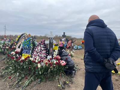 "Я не знаю, як ми без них будемо. Я не можу передати цей біль: історія родини, яка загинула в Запоріжжі через авіудар РФ "Я не знаю, як ми без них будемо. Я не можу передати цей біль: історія родини, яка загинула в Запоріжжі через авіудар РФ