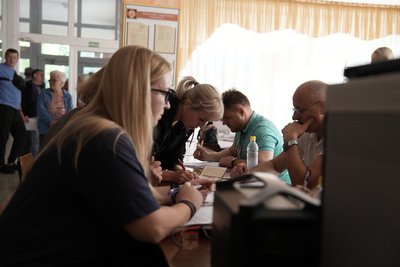 "Тисяча пошкоджених вікон": Як оговтуються мешканці пошкоджених багатоповерхівок у Сумах "Тисяча пошкоджених вікон": Як оговтуються мешканці пошкоджених багатоповерхівок у Сумах