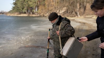 "Можна ще машиною їздити": що кажуть рибалки у Чернігові, які ловлять рибу на кризі у +12ºС "Можна ще машиною їздити": що кажуть рибалки у Чернігові, які ловлять рибу на кризі у +12ºС