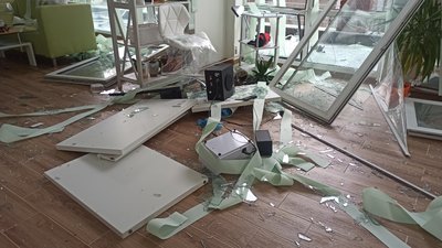 "Головне, що всі живі": кияни прибирають пошкоджені "Шахедом" квартири