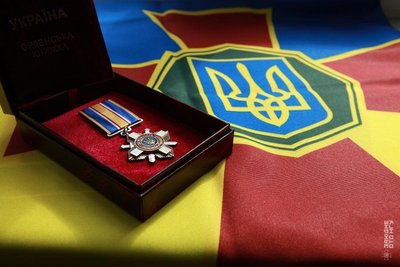 Родині загиблого гвардійця Володимира Самкова з Рівненщини передали орден "За мужність" ІІІ ступеня Родині загиблого гвардійця Володимира Самкова з Рівненщини передали орден "За мужність" ІІІ ступеня
