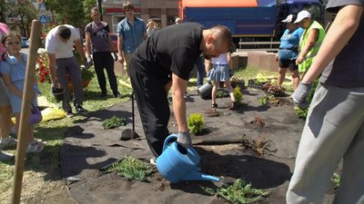 Квіти, туї, барбарис: у Кропивницькому до Дня батька висадили "Клумбу сімейної сили" Квіти, туї, барбарис: у Кропивницькому до Дня батька висадили "Клумбу сімейної сили"