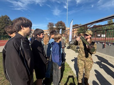 Рації, FPV-дрони та тактична медицина: у Вінниці провели навчання для 180 дев'ятикласників Рації, FPV-дрони та тактична медицина: у Вінниці провели навчання для 180 дев'ятикласників