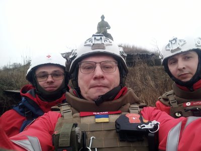 Евакуює з-під обстрілів та допомагає людям. Історія командира загону Червоного Хреста на Херсонщині Евакуює з-під обстрілів та допомагає людям. Історія командира загону Червоного Хреста на Херсонщині