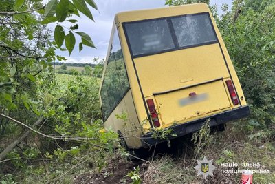 На Вінниччині автобус з'їхав у кювет: травмовані п'ять пасажирів На Вінниччині автобус з'їхав у кювет: травмовані п'ять пасажирів