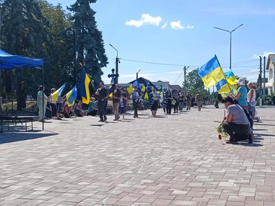На Кіровоградщині попрощалися з захисниками Андрієм Олійником та Євгеном Бубликом На Кіровоградщині попрощалися з захисниками Андрієм Олійником та Євгеном Бубликом