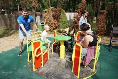 В Ужгороді відкрили інклюзивний ігровий майданчик для дітей з інвалідністю