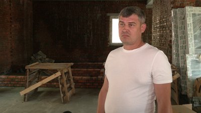 Чому майже рік не можуть завершити будівництво їдальні на Чернігівщині, яку зруйнували росіяни Чому майже рік не можуть завершити будівництво їдальні на Чернігівщині, яку зруйнували росіяни