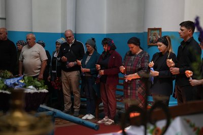 У Великому Бобрику на Сумщині попрощалися із двома загиблими внаслідок російської атаки У Великому Бобрику на Сумщині попрощалися із двома загиблими внаслідок російської атаки