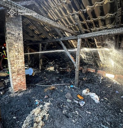 У Львівському районі внаслідок пожежі в будинку госпіталізували трьох людей, серед них — дитина У Львівському районі внаслідок пожежі в будинку госпіталізували трьох людей, серед них — дитина