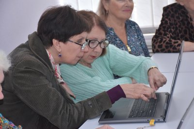 Жінки літнього віку під час навчання Жінки літнього віку під час навчання