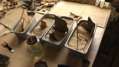 У Меджибізькому замку реставрують унікальний сервіз XVIII століття, знайдений під час розкопок