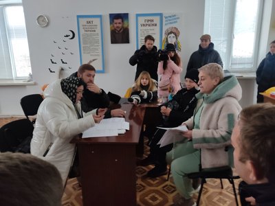 У Сінгурах під Житомиром жителі села блокувала місцеву церкву – вимагають переходу до ПЦУ У Сінгурах під Житомиром жителі села блокувала місцеву церкву – вимагають переходу до ПЦУ