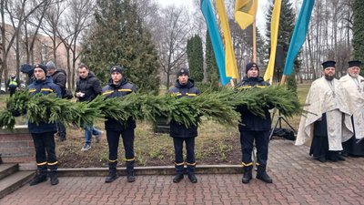 Вінок зі сосни, захід пам'яті