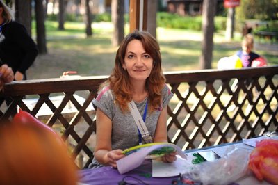 Чекає сина з полону та знаходить розраду у рукоділлі — маріуполька робить сувеніри у техніці скрапбукінг