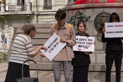 В Одесі біля пам'ятника Катерині II — акція протесту В Одесі біля пам'ятника Катерині II — акція протесту