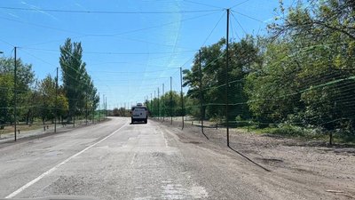 Шлях лежить коридорами з антидронових сіток Донецька область 27 серпня 2025 рік Шлях лежить коридорами з антидронових сіток Донецька область 27 серпня 2025 рік