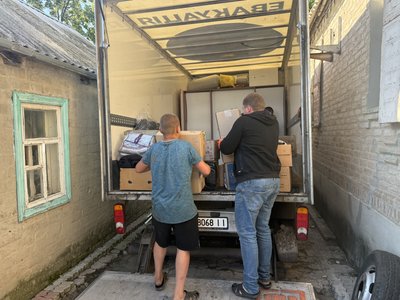 Волонтери евакуювали багатодітну родину із Краматорського району разом із майном Волонтери евакуювали багатодітну родину із Краматорського району разом із майном