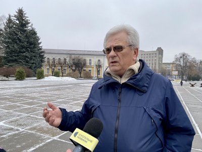 Лишити чи зняти: у Житомирі вирішують, що робити з меморіальною дошкою російському поетові Саші Чорному Лишити чи зняти: у Житомирі вирішують, що робити з меморіальною дошкою російському поетові Саші Чорному
