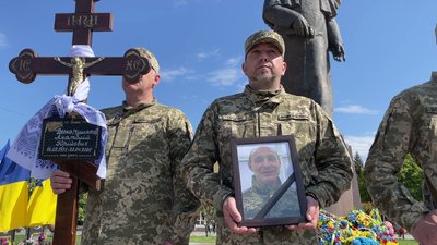 З військовими Віктором Матяхом та Анатолієм Весною попрощалися у Рівному З військовими Віктором Матяхом та Анатолієм Весною попрощалися у Рівному