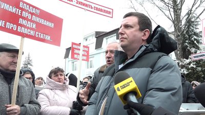 На Житомирщині під час мітингу гендиректора лікарні кинули у сміттєвий бак На Житомирщині під час мітингу гендиректора лікарні кинули у сміттєвий бак