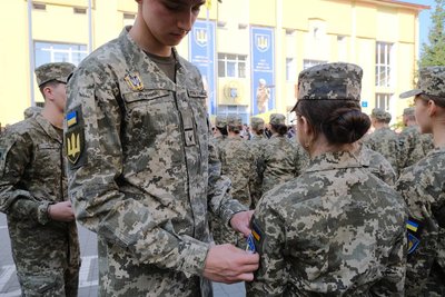 Ліцеїсткам вручили шеврони Ліцеїсткам вручили шеврони