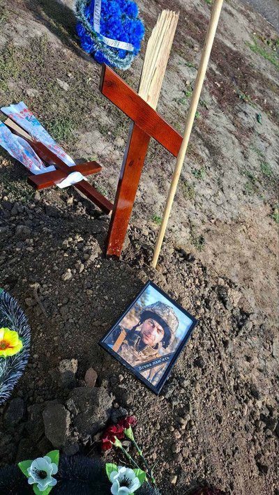 Пошкоджений хрест на могилі загиблого захисника України Романа Косьяненка Пошкоджений хрест на могилі загиблого захисника України Романа Косьяненка