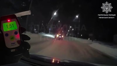 П'яним втікав від патрульних та врізався у дерево: три адмінпротоколи склали на водія у Рівному П'яним втікав від патрульних та врізався у дерево: три адмінпротоколи склали на водія у Рівному