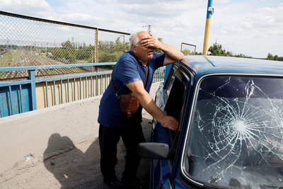 чоловік плаче поруч з пошкодженим автомобілем, в якому загинув його син, Покровськ, 24 червня 2024 року чоловік плаче поруч з пошкодженим автомобілем, в якому загинув його син, Покровськ, 24 червня 2024 року