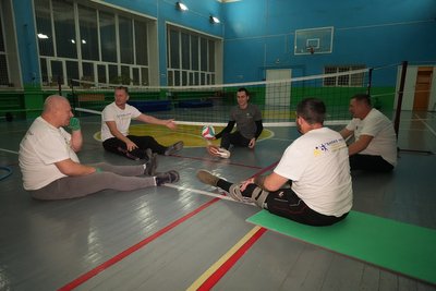 Як у Дніпрі ветерани війни тренуються та грають у волейбол сидячи