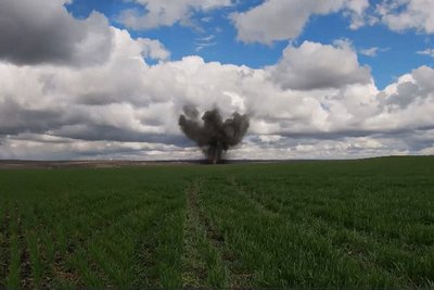 Вибух під час контрольованого знешкодження вибухонебезпечних предметів у полі Вибух під час контрольованого знешкодження вибухонебезпечних предметів у полі