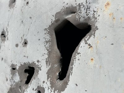 Пошкоджені багатоповерхівка та гаражі. Херсонці про наслідки обстрілу Центрального району Пошкоджені багатоповерхівка та гаражі. Херсонці про наслідки обстрілу Центрального району