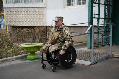 Ветеран Сергій Кошельніков виїздить на вулицю зі свого будинку у Харкові Ветеран Сергій Кошельніков виїздить на вулицю зі свого будинку у Харкові