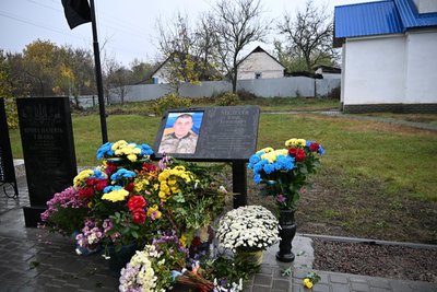 У селі на Черкащині відкрили меморіальну дошку на честь загиблого військового У селі на Черкащині відкрили меморіальну дошку на честь загиблого військового
